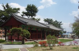 순창 객사는 조선시대 순창에 내려온 관리나 사신이 숙소로 사용하던 곳으로, 조선 영조 35년(1759)에 지은 것이다. 처음에는 여러 건물이 있었으나 순창초등학교의 교실로 이용되면서 대부분 파괴되고, 지금은 본관과 동대청만 남아 있다. 본관에 걸린 궐(闕) 자를 새긴 나무패는 임금을 상징하는 것으로, 매달 초하루와 보름에 관리들은 이곳에 경의를 표하였다. 또한 이곳은 대한제국 광무 9년(1905) 우리나라가 일본과 을사조약을 체결한 것에 반대하며 임병찬과 함께 의병을 일으킨 최익현이 일본군에게 붙잡힌 곳이다.