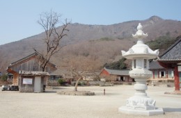 선운사는 전라북도 고창군 아산면 삼인리 선운산도립공원 내에 있는 절이다. 