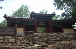 이 사당은 삼국지로 우리에게 낯익은 관우 장군을 무신으로 받들어 제사 지내는 곳으로, 주왕묘 또는 관제묘라고도 부른다. 우리나라에서 관우를 신봉하는 신당이 널리 전파된 것은, 임진왜란 때 명나라 장군 진인이 서울의 남묘에 관우를 조각한 신상을 안치한 데서 비롯된다. 전주의 관성묘는 고종 32년(1895) 전라도 관찰사 김성근과 남고산성을 책임지던 무관 이신문이 제안하여 각 지역 유지의 도움을 받아 건립했다. 사당 안에는 관우의 상이 있고, 그 양쪽 벽에는 삼국지연의 내용을 그린 벽화가 있다. 관우의 신성을 믿는 사람들은 매년 초 이곳을 찾아 한해의 행운을 점치기도 한다.